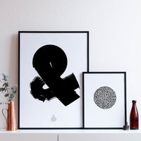 Poster: Ampersand, vit, av Fia Lotta Jansson Design