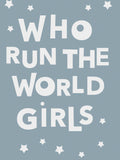 Poster: Who run the world girls, av Paperago